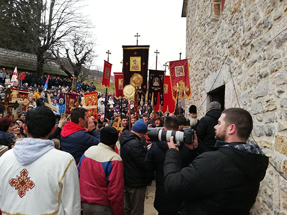 Ријеке људи на литији у Беранама