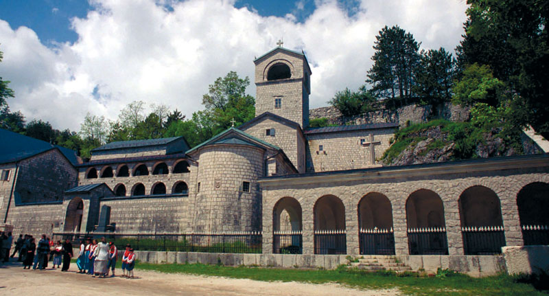 Митрополија:Литије ће бити настављене уз молитву и против коронавируса