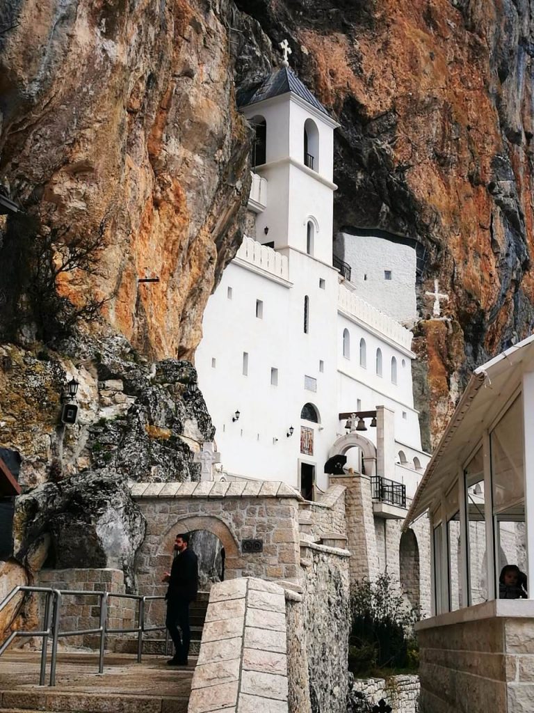 KAO DA JE HODAO SEDAM GODINA: Pogledajte kako izgledaju đonovi cipela Svetog Vasilija tokom svakog presvlačenja moštiju (FOTO)