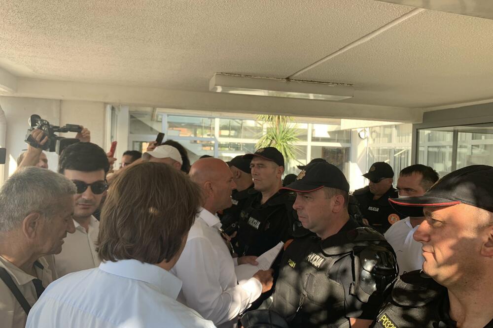 Полицијски кордон испред Општине Будва: Царевић и Радовић заустављени на вратима