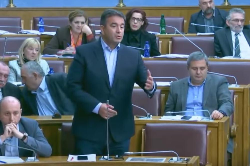 Медојевић: Скрнављење тробојке у Новом Саду од стране сина Балше Брковића који је активиста Ђиласове партије је типична акција АНТИФЕ