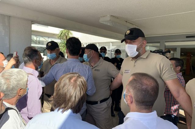 ТЕНЗИЈЕ у Будви: Приватно обезбјеђење физички зауставило одборнике да уђу у зграду СО
