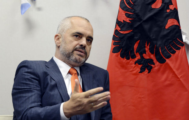 Премијер Албаније одбио да стави маску у авиону, интервенисала полиција