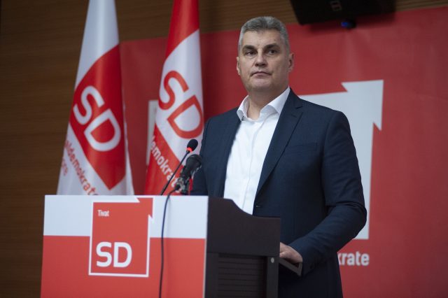 СД узима паре иако нема жену међу посланицима