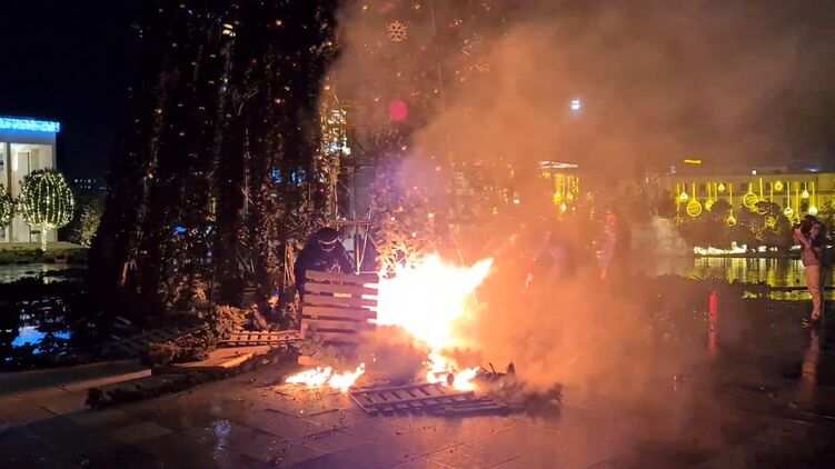 Полиција у Тирани убила младића због короне, демонстранти спалили „Рамину Нову годину“