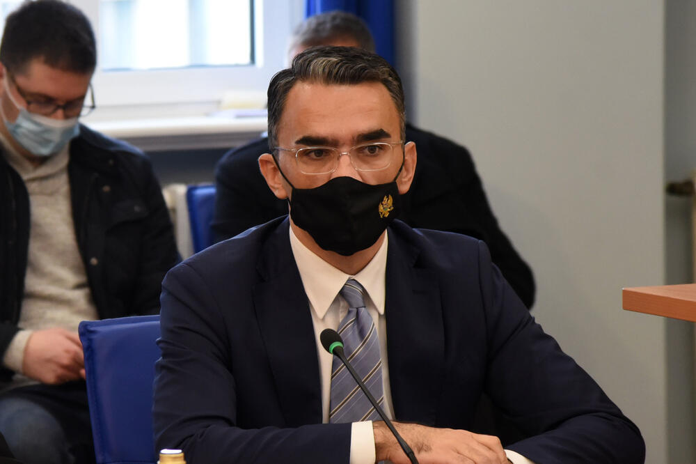 „Некоме ће мајка закукати“: „Комите“ бијесне због вијести о химни ЦГ са сатиричног портала