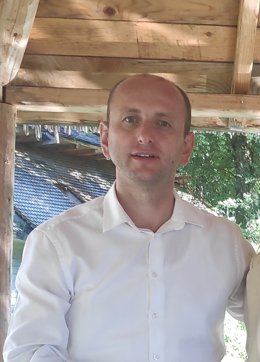 Кнежевић: Ако је тачна Ђукановићева теза да беспослен поп и говеда крсти, онда је Мило требало први да буде у реду за “крштење''