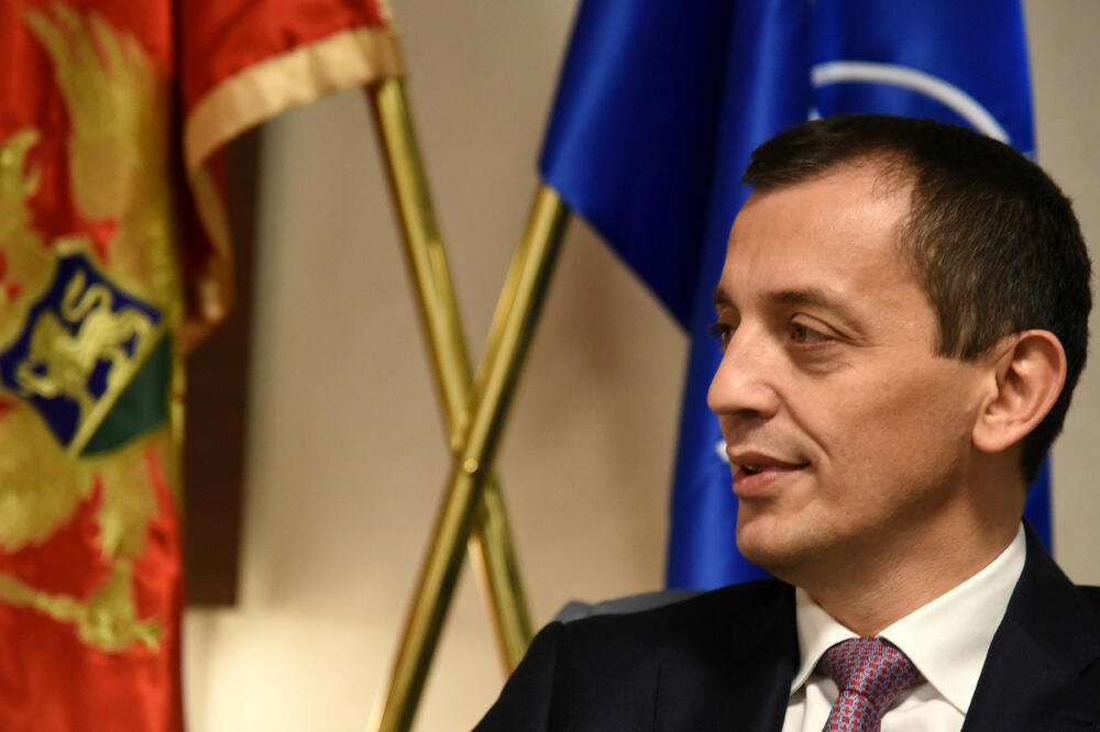 Glupost dana "White Eagle" Bošković: “To dovoljno govori koliko je predsjedniku Milu Đukanoviću stalo do interesa Crne Gore, a ne do ličnih ili partijskih. Praktično se jedini ponašao u skladu sa Ustavom i zakonom i to će obavljati dok god je na toj funkciji”