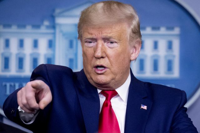 Трампов авион принудно слетио због квара на једном од мотора