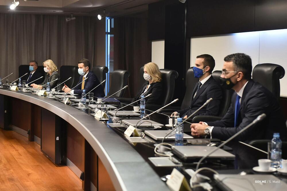 Влада нема новца за повећање плата: Одбијен предлог да докторе и професоре уврсте у Закон о зарадама у јавном сектору