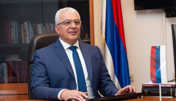 Мандић: Вучић нема новца да поклони клинику Абазовићевом брату