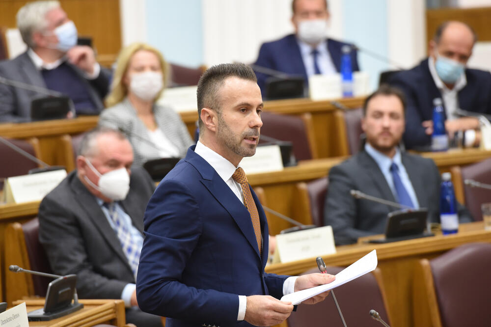 Богдановић: Иницијативу потписало девет посланика, нећемо улазити у преварантске моделе СНП и УРА