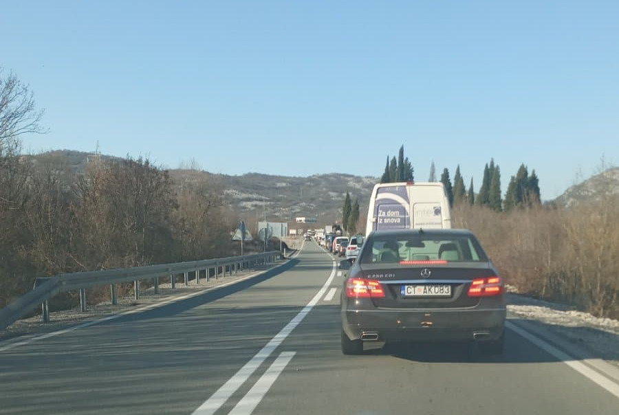 Због нових мјера километарске колоне, полиција контролише потврде