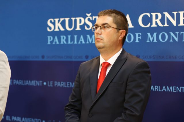 Ровчанин одговорио Конатару: Нека грађани процјене и мене и тебе и све нас. Да ли смијеш?