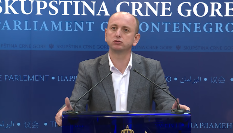 Кнежевић: Парадоксално је да посланици могу да кривично одговарају због увида у тајна документа