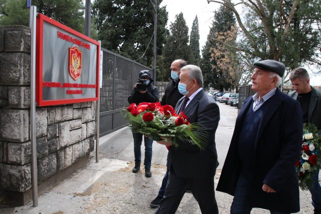 (ФОТО) СРАМНО: И ове године онемогућено одавање поште погинулим војницима у НАТО агресији 1999. године