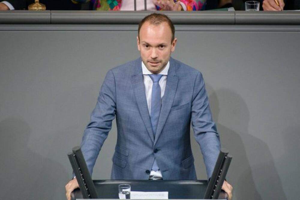 Извјестилац за Црну Гору избачен из посланичког клуба: Узео провизију за набавку маски