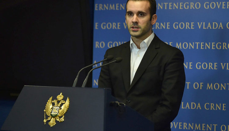Умјесто да опорезује луксуз, бројне виле и бахаћење, Влада узима од пензионера!