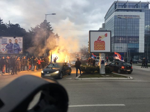 (ФОТО) НАРОД ВЕЋ СЛАВИ ПОБЈЕДУ У НИКШИЋУ: Ауто-колоне у граду под Требјесом, Беранама, Бијелом Пољу, Пљевљима, Будви…