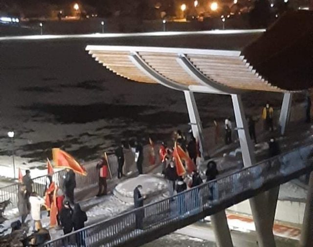 БЕЗ ОБРАЗА: Младе „комите“ из Мојковца халабуче по граду у част рукометашица док се обиљежава 22 године од НАТО агресије