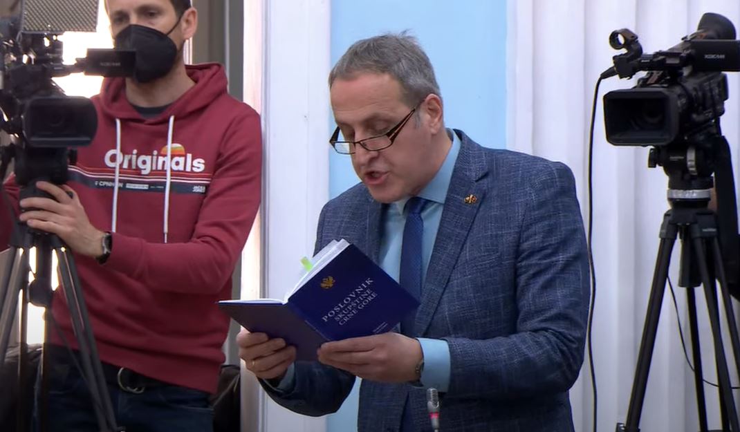 Тензије на почетку сједнице на Цетињу, Пура удаљен са сједнице због бацања роковника