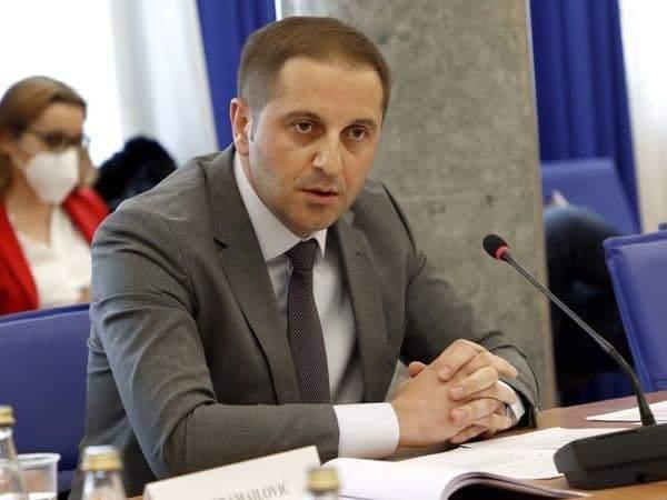 "Европљанин" Шеховић: Власт на прекретници – бира између Европе и српског (полу)света
