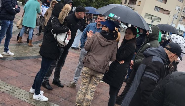 Протест грађана у Подгорици: Око 100 људи протестује због актуелних мјера на Тргу независности