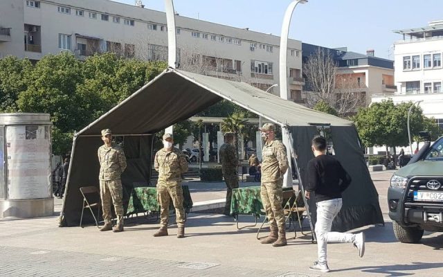 Војска на Тргу независности, контролишу спровођење мјера
