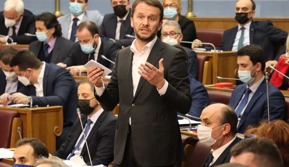 Коњевић узвраћа Кривокапићу: Ја, за разлику од Вас, знам ко су ми кумови и не одричем их се. На потезу Здравко