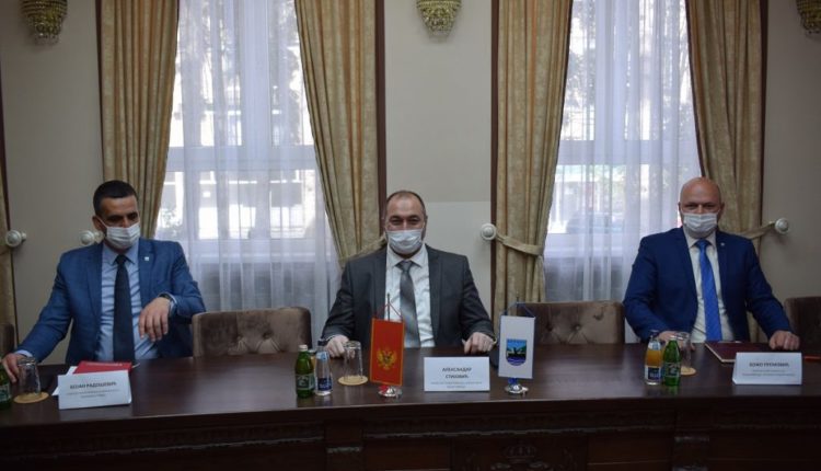 Стијовић подијелио 100 пластеника пољопривредним произвођачима из Берана