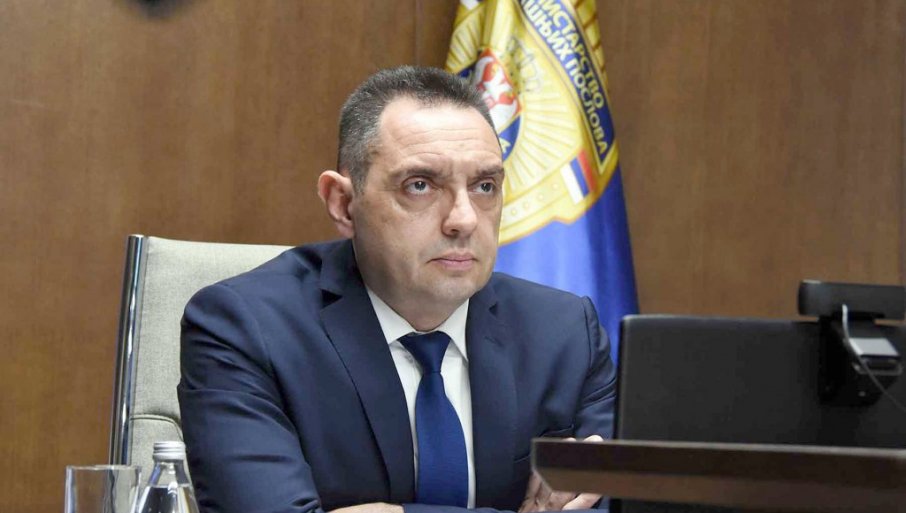 Вулин: Бечић да објасни Србима у Црној Гори да ли је Косово држава или не