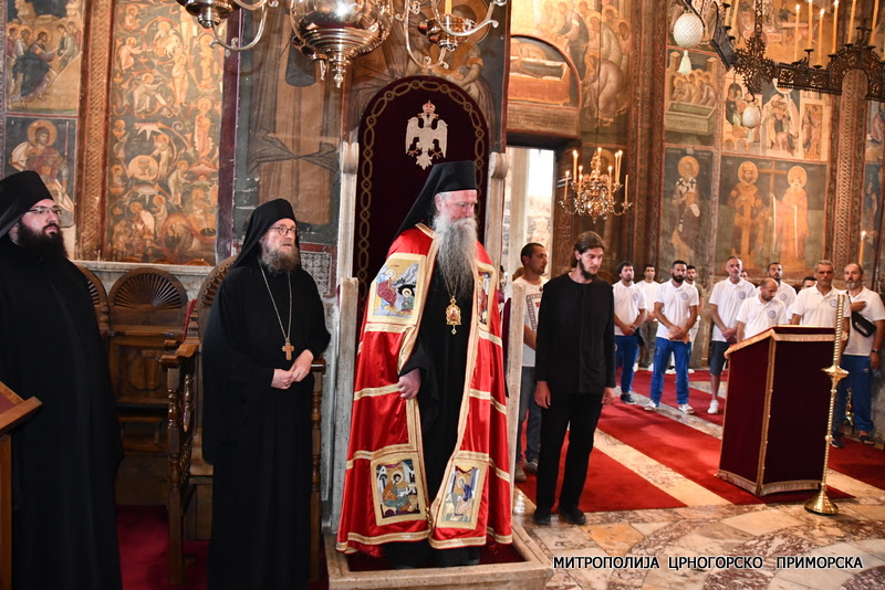 Митрополит Јоаникије у манастиру Високи Дечани: Божија милост грије наш род преко косовско-метохијских светиња