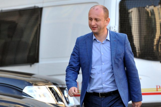 Кнежевић Секуловићу: Да си се оженио раније, не би било 5. септембра