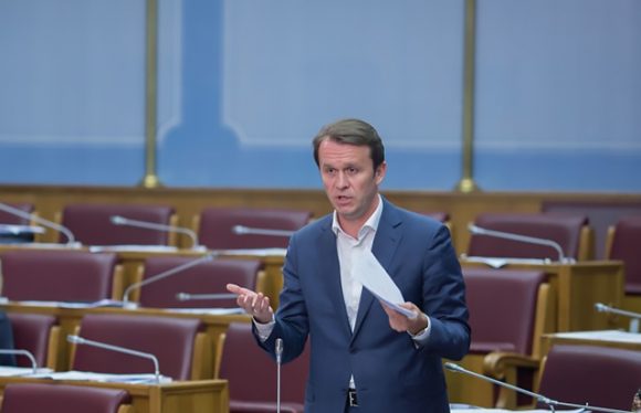Невоље у "рају"; Коњевић: Абазовић да врати мандат ако нема већину