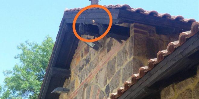 Поломљњна и украдена застава СПЦ са врата манастира Грачаница