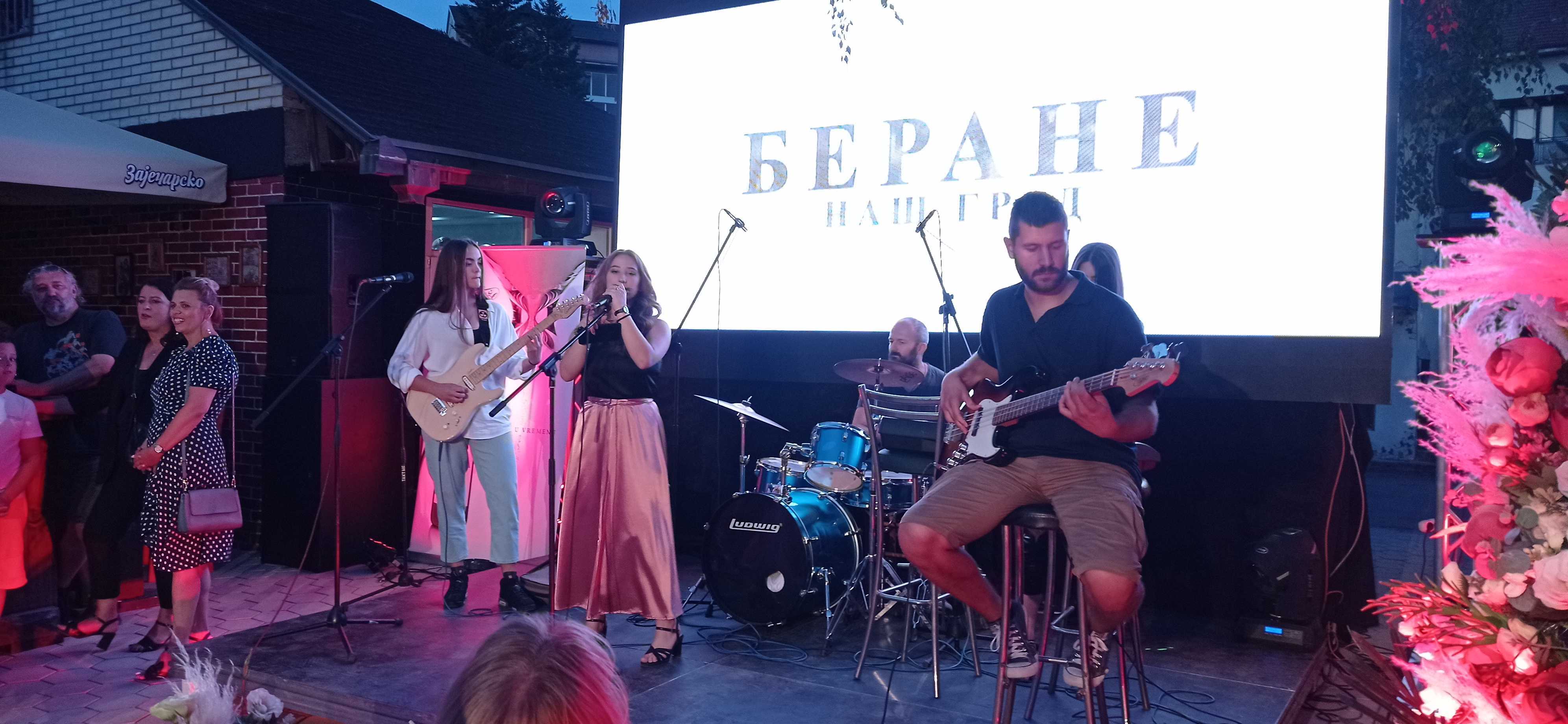 "Ладица ђинђува по тргу просута" одушевила публику у Беранама