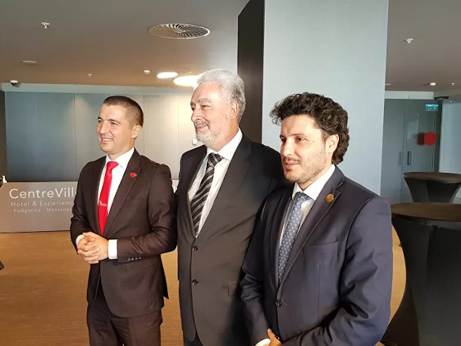 Како је народ преварен: У споразуму Кривокапића, Абазовића и Бечића не пише да неће сарађивати са ДПС-ом!