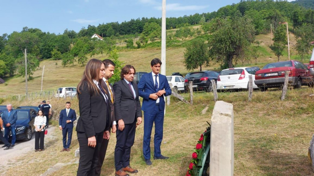 Након 77 година државни врх одао почаст жртвама злочина у селу Велика