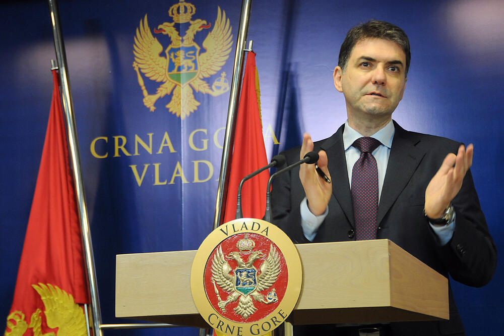 Глупост дана; Ивановић (ДПС): Ако одлазећа влада настави да ради још три мјесеца не би ме чудило да број запослених у ЦГ буде већи од броја становника
