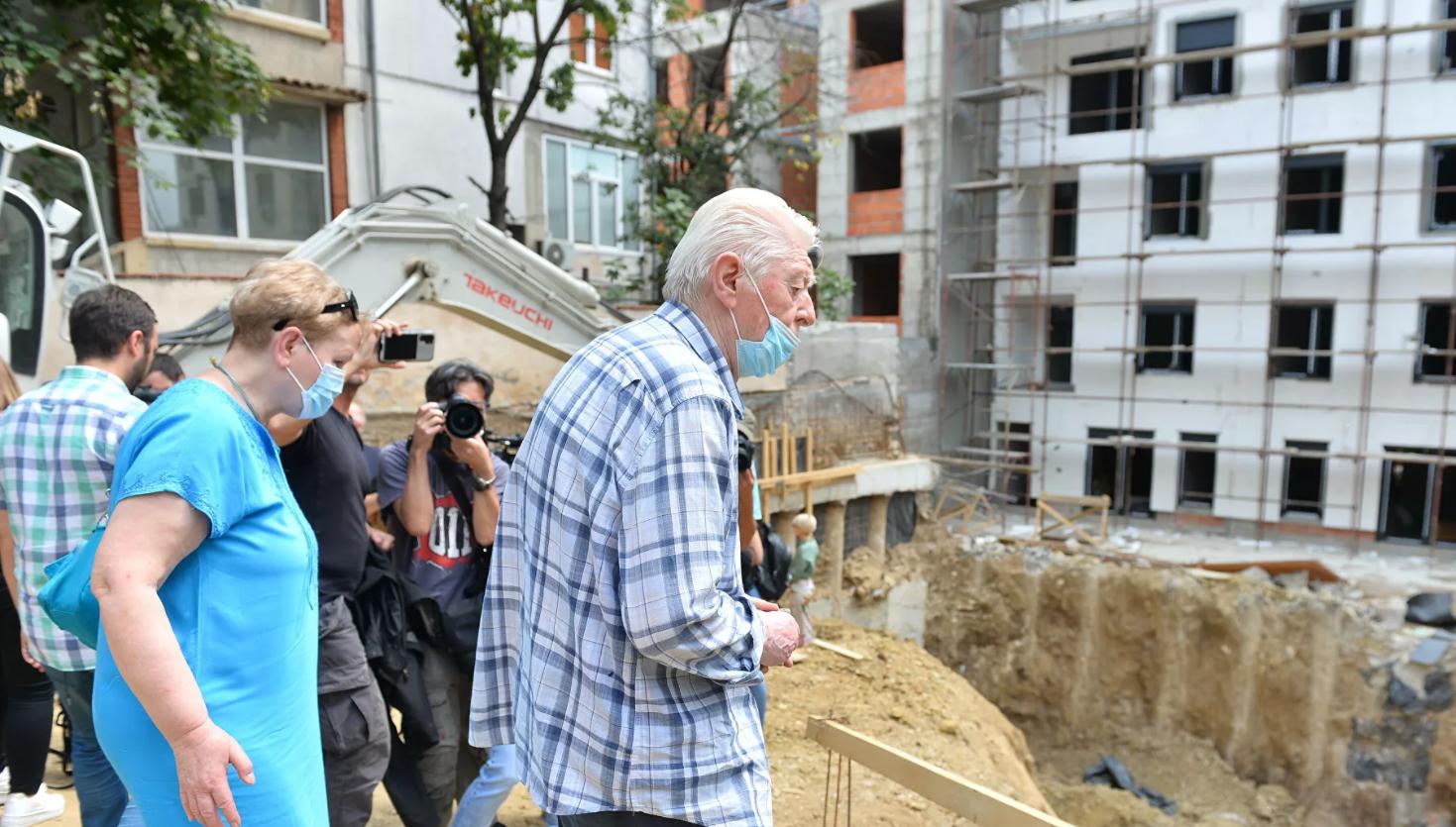 Драма на Врачару: Власници пред рупом у коју се обрушио њихов стан /фото/