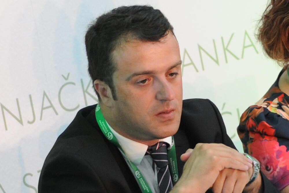 МУХОВИЋ: БС НАПУШТАЈУ ЧЛАНОВИ И ДОЛАЗЕ У СПП, ЗАТО ПОКУШАВАЈУ ДА МЕ ПОНИЗЕ, А ПОНИЖАВАЈУ САМО СЕБЕ