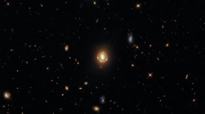 Хабл (Hubble Space Telescope) снимио запањујући „Ајнштајнов прстен“