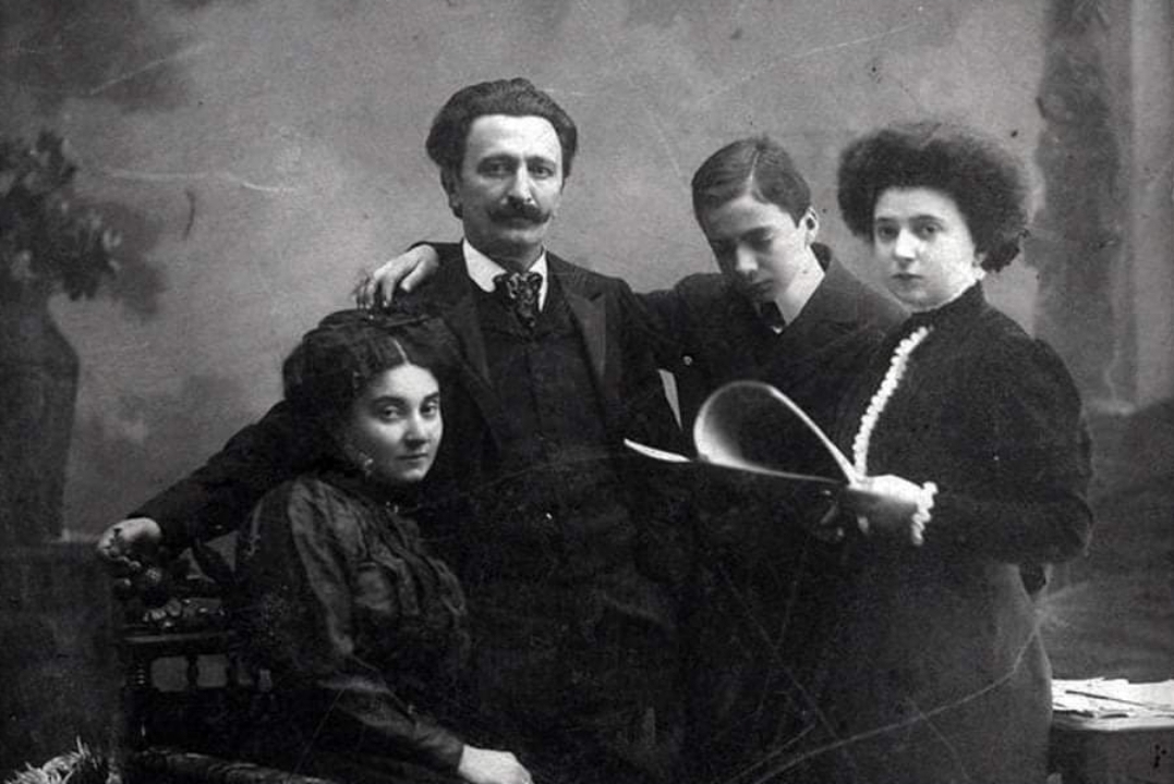 Ретка фотографија Бранислава Нушића са породицом