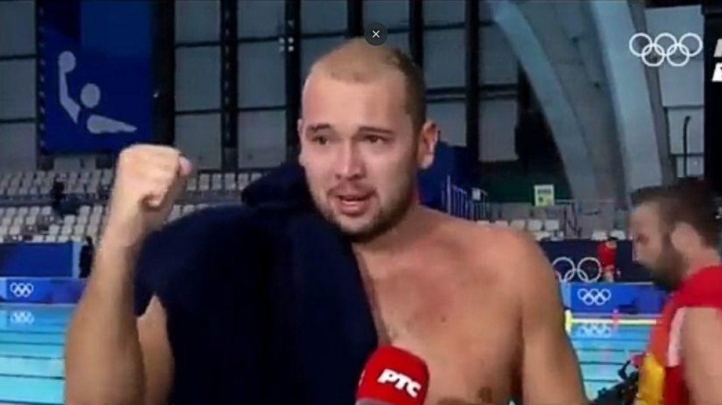 Бакље, пјесма и „лудница“ на дочеку Душана Мандића у Тивту