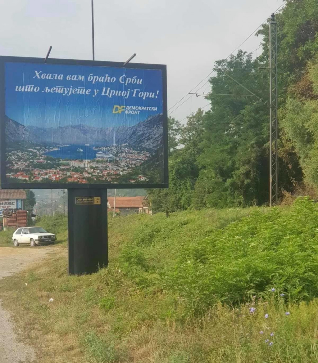 ДФ објавио фотографије билборда дуж приморја: Милатовићу, зрео си за сочива