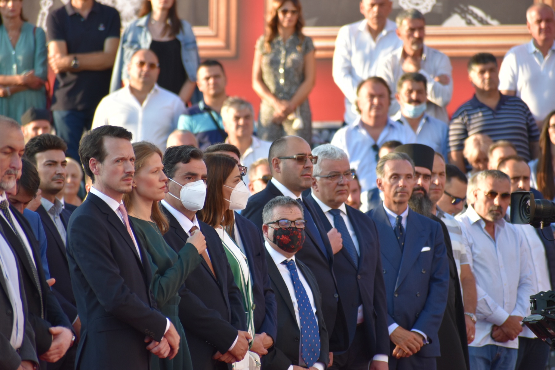 На дочеку патријарха велики број политичара, чланова Владе као и представници краљевске породице Карађорђевић