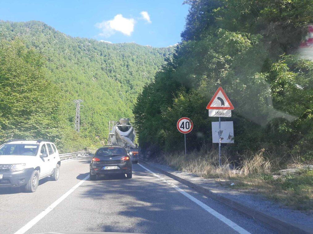Из Ауто-Мото савеза упозоравају: На дионицама које пролазе кроз усјеке скрећемо пажњу на могуће одроне