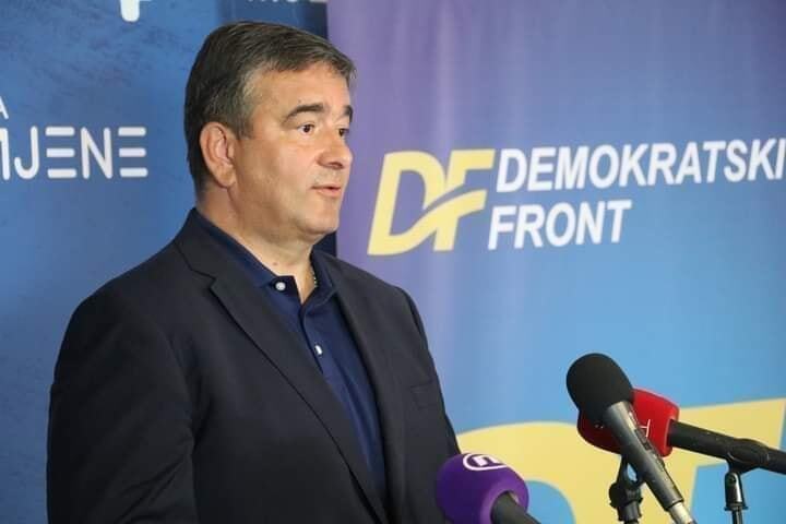 Медојевић: Колико мораш бити неспособан и глуп да препустиш Ђукановићу међународну позорницу