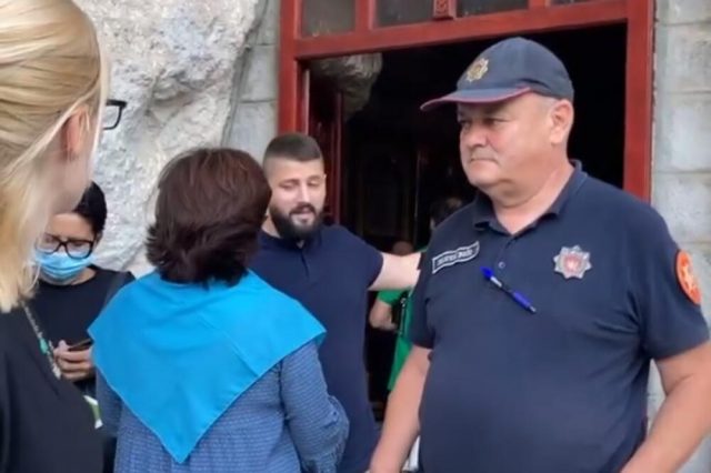 Како се „екипа“ РТЦГ „случајно“ обрела на Цетињу, и опет „случајно“ покушала насилно да уђе у Цетињски манастир