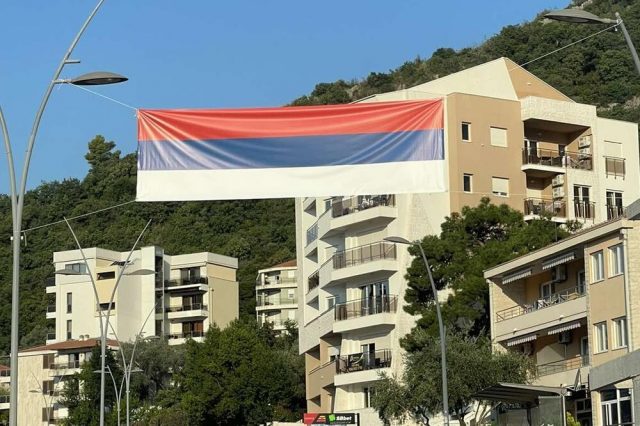 Истакнуте тробојке на булевару; Из Будве послата порука љубави и српског јединства